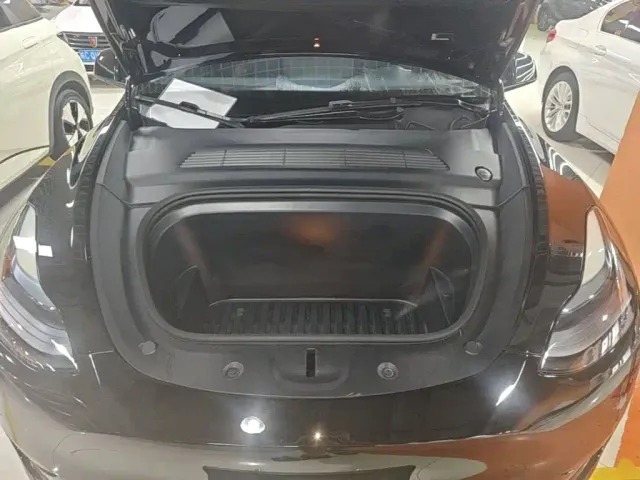 Tesla Model Y — Фото автомобиля 19