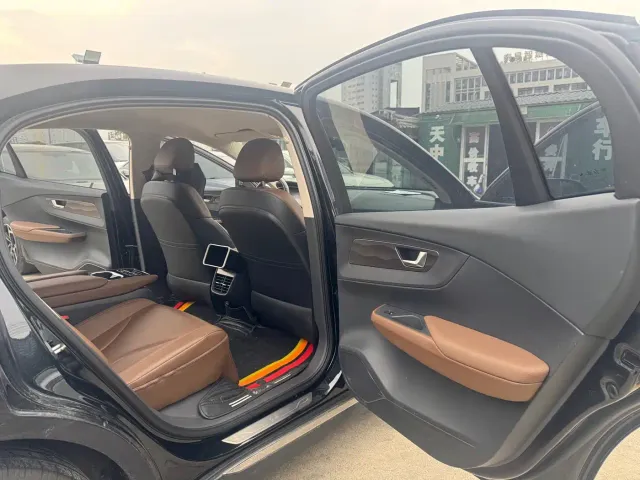 Hongqi E-QM5 — Фото автомобиля 6