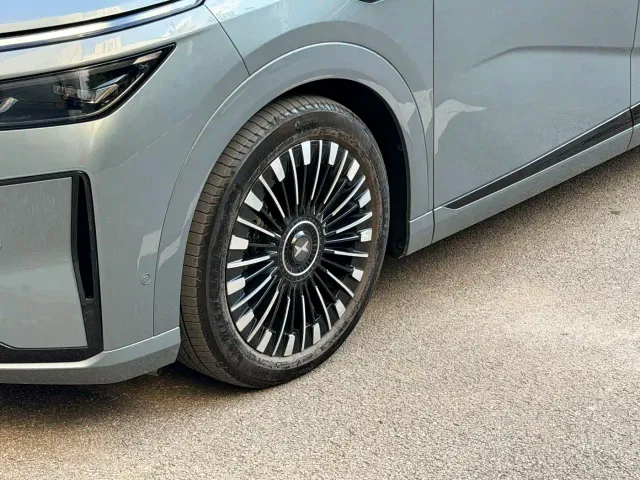 Xpeng X9 — Фото автомобиля 15