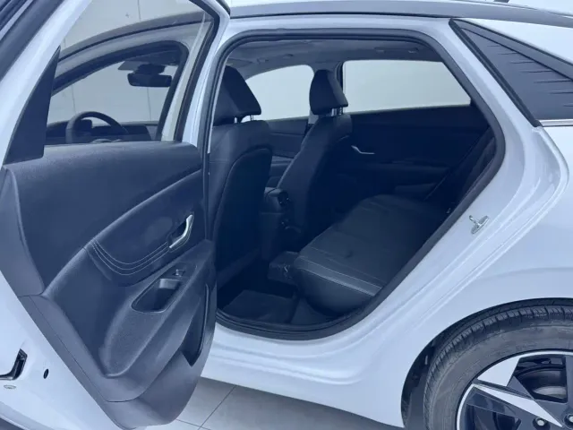 Hyundai Elantra — Фото автомобиля 12