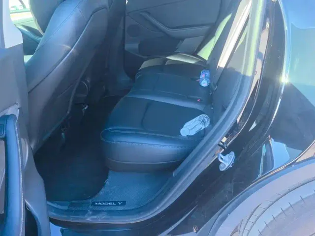Tesla Model Y — Фото автомобиля 11