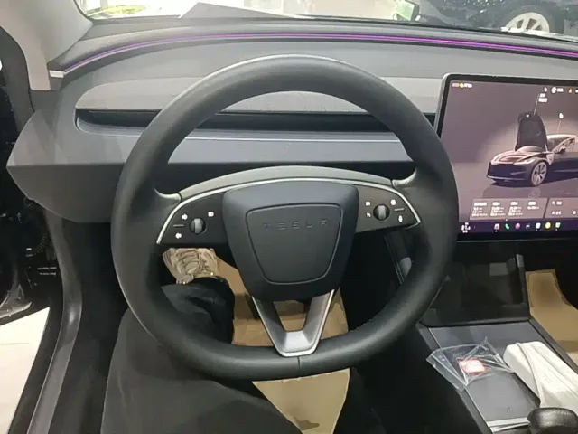 Tesla Model 3 — Фото автомобиля 10