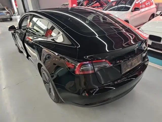 Tesla Model 3 — Фото автомобиля 4