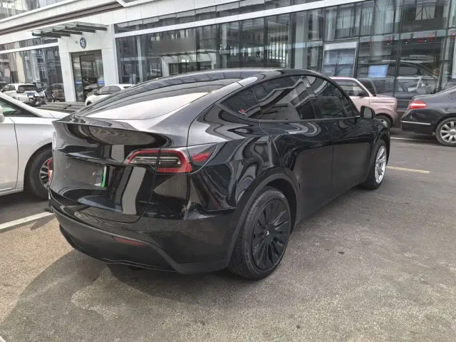 Tesla Model Y — Фото автомобиля 6