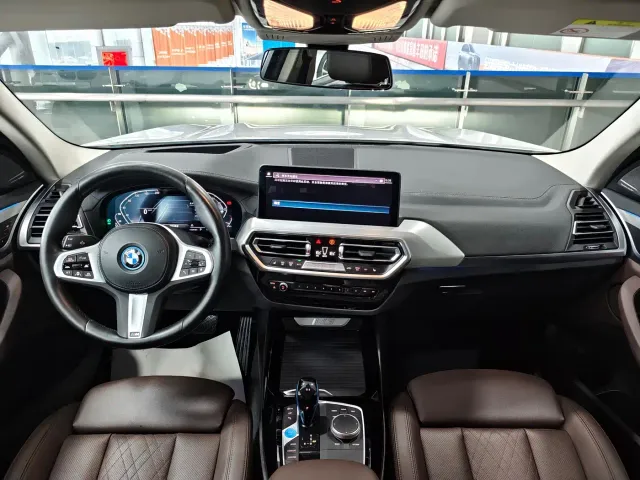 BMW iX3 — Фото автомобиля 13