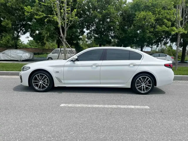 BMW 5 Series — Фото автомобиля 16