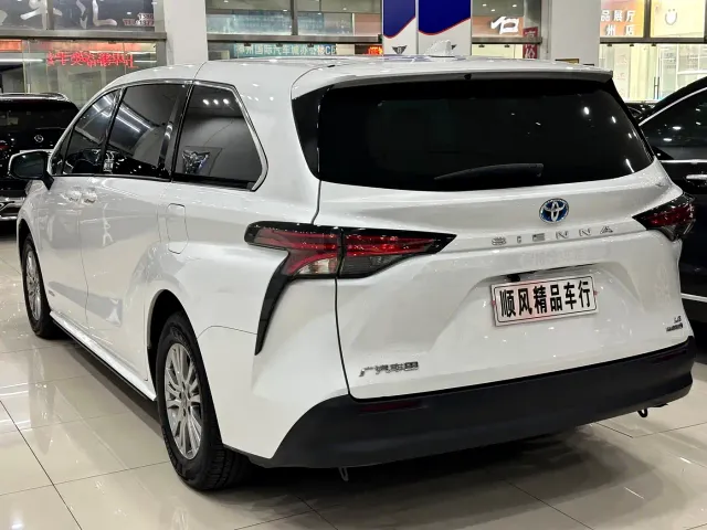Toyota Sienna — Фото автомобиля 28