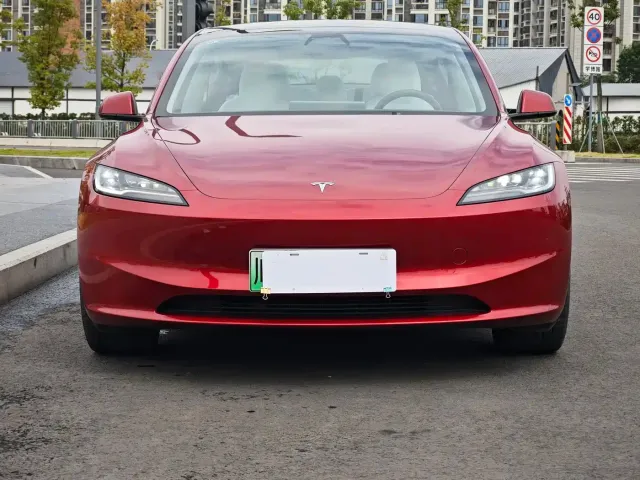 Tesla Model 3 — Фото автомобиля 2