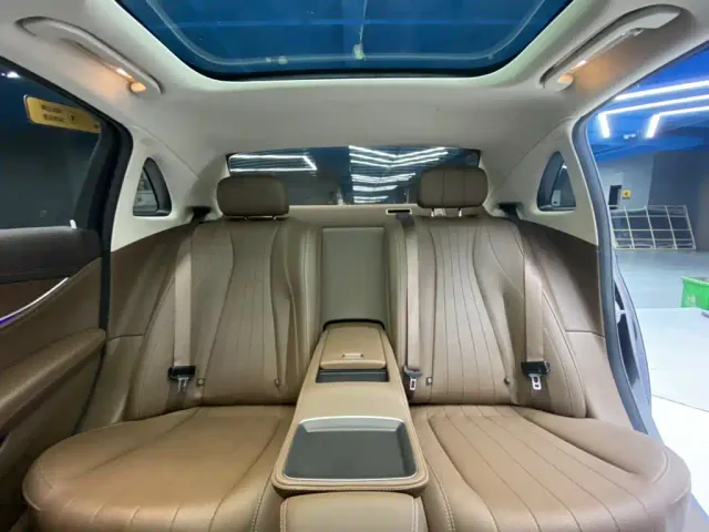 Mercedes-Benz E-Class — Фото автомобиля 27