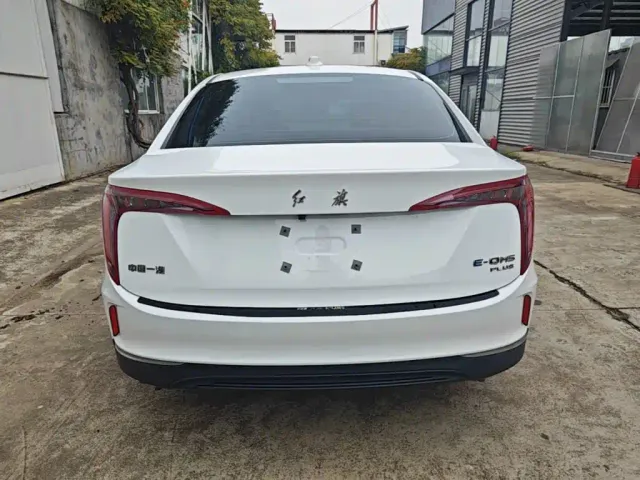 Hongqi E-QM5 — Фото автомобиля 5