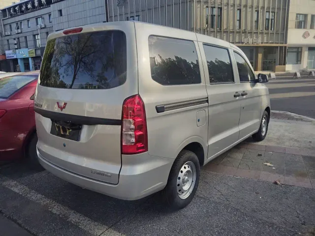 Wuling Hongguang V — Фото автомобиля 3