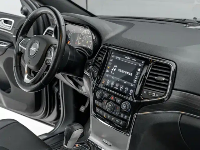Jeep Grand Cherokee — Фото автомобиля 21