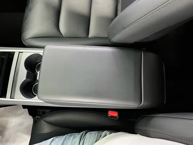 Tesla Model Y — Фото автомобиля 12