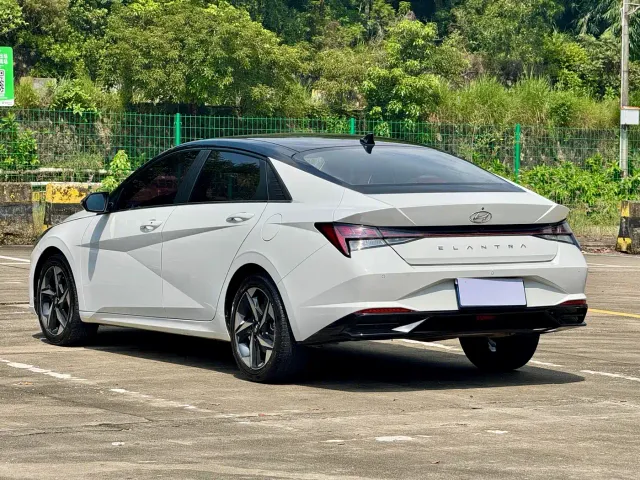 Hyundai Elantra — Фото автомобиля 14
