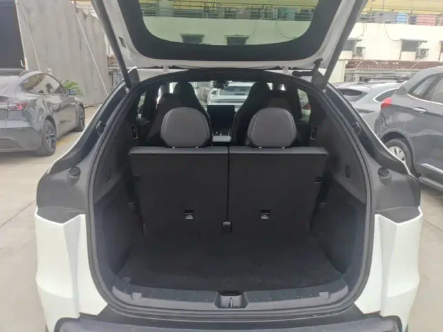 Tesla Model Y L — Фото автомобиля 18