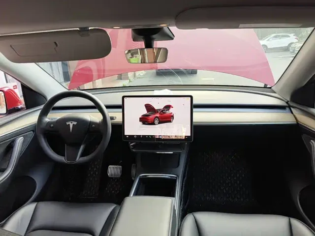 Tesla Model Y — Фото автомобиля 12