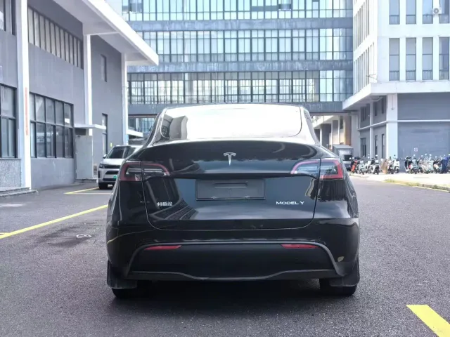 Tesla Model Y — Фото автомобиля 8