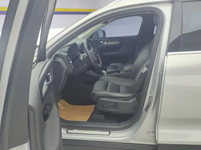 Volvo XC40 — Фото автомобиля 9