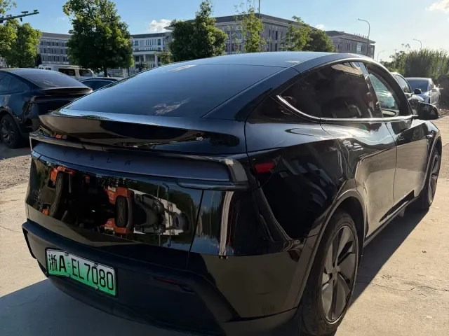 Tesla Model Y — Фото автомобиля 5