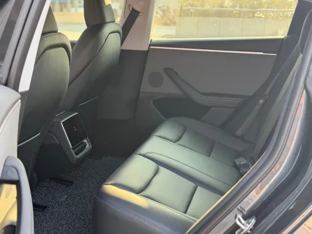 Tesla Model 3 — Фото автомобиля 5