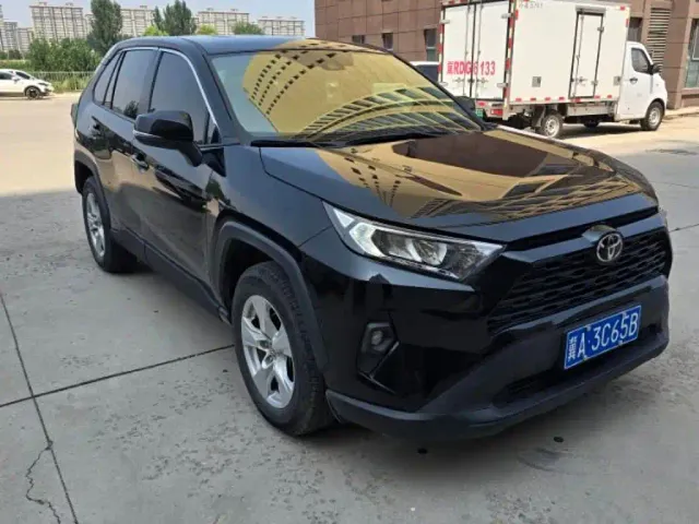 Toyota RAV4 — Фото автомобиля 3