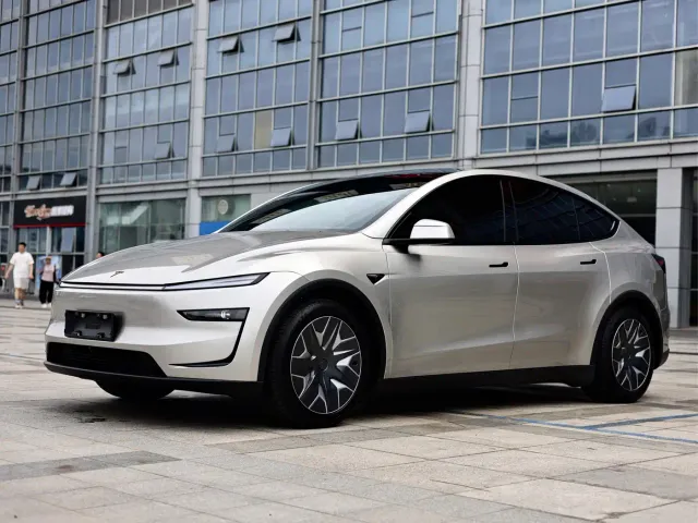 Фотография автомобиля — Tesla Model Y L