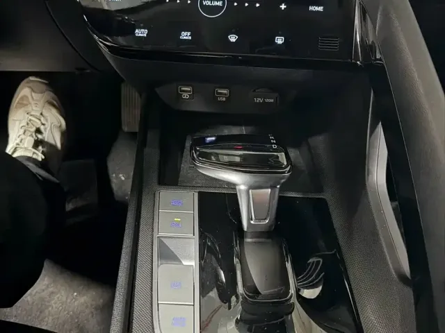 Hyundai Elantra 2022 1.5L CVT LUX Premium Edition — Фото автомобиля 3