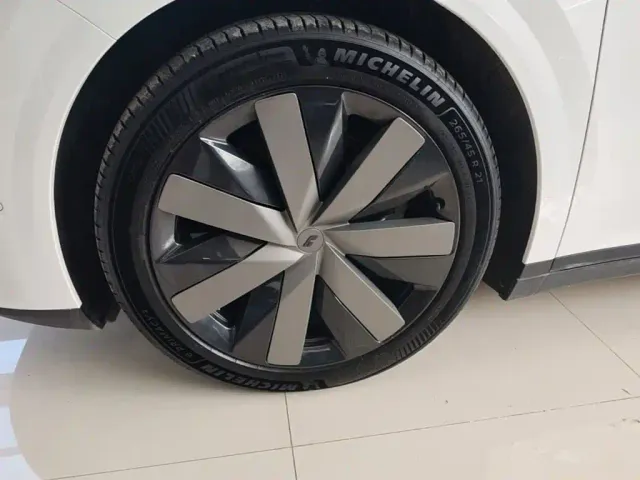 Li Auto i8 — Фото автомобиля 22