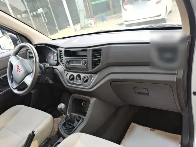 Wuling Hongguang V — Фото автомобиля 5