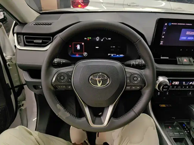 Toyota RAV4 — Фото автомобиля 10