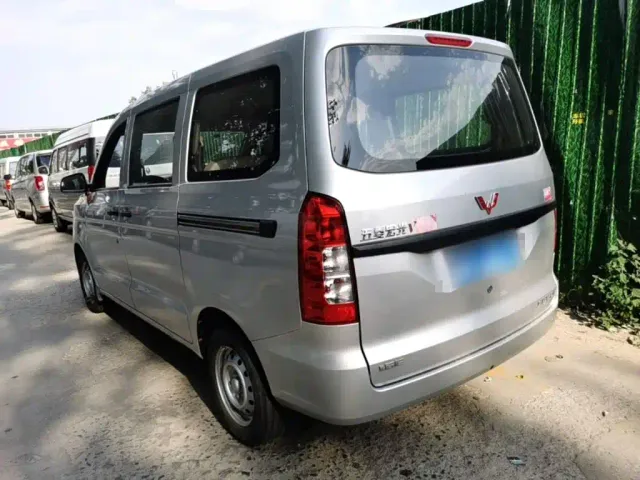 Wuling Hongguang V — Фото автомобиля 4