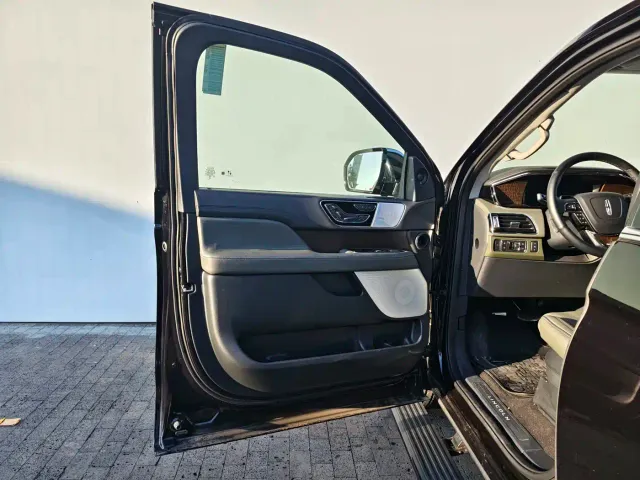 Lincoln Navigator — Фото автомобиля 10