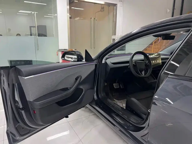 Tesla Model 3 — Фото автомобиля 8
