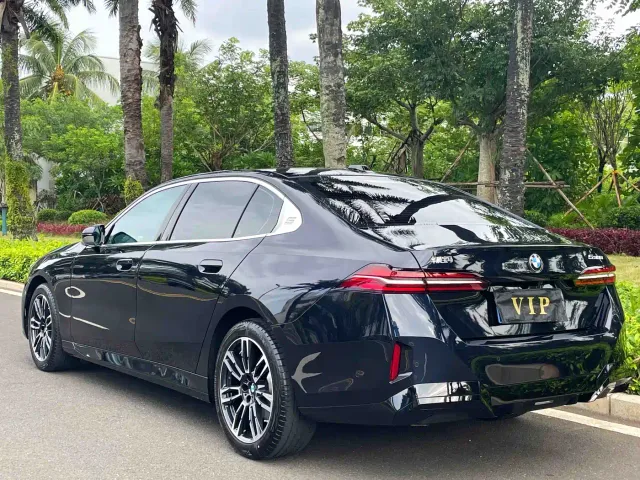 BMW 5 Series — Фото автомобиля 9