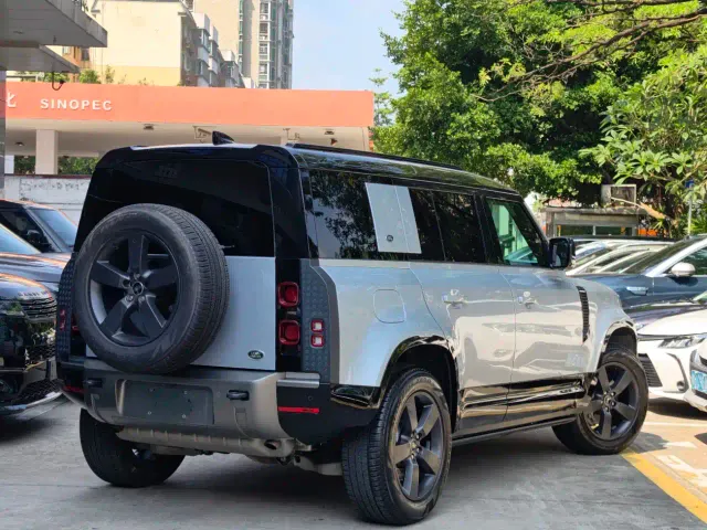 Land Rover Defender — Фото автомобиля 11
