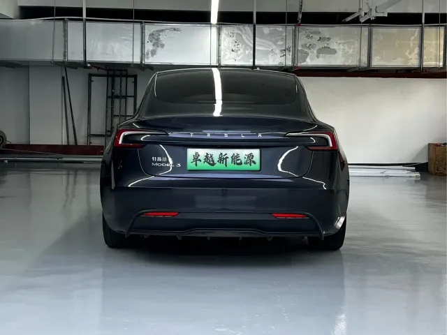 Tesla Model 3 — Фото автомобиля 12