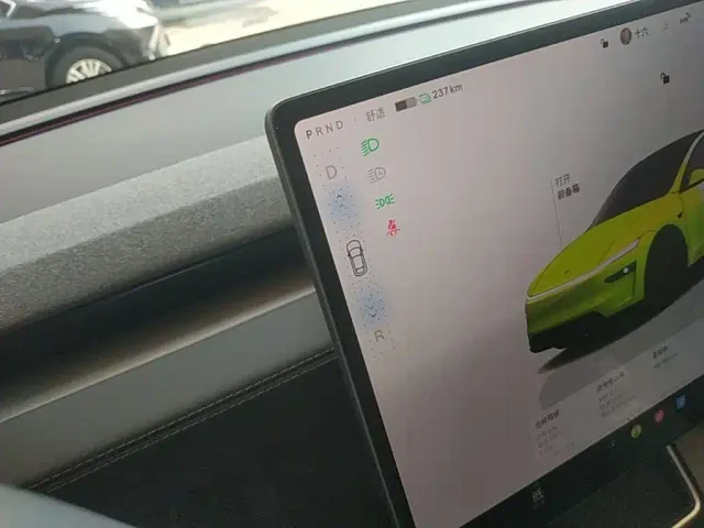 Tesla Model Y — Фото автомобиля 13