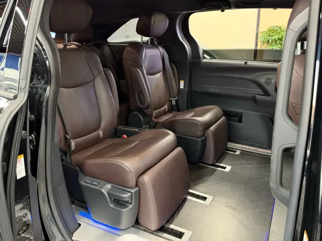 Toyota Sienna — Фото автомобиля 10