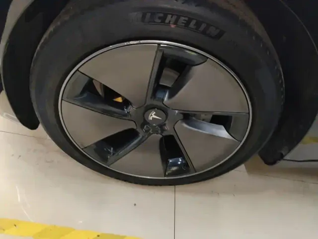 Tesla Model 3 — Фото автомобиля 22