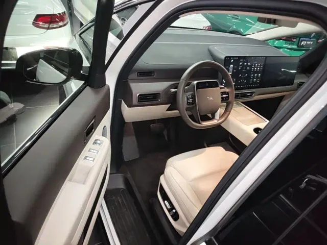 Li Auto MEGA — Фото автомобиля 11