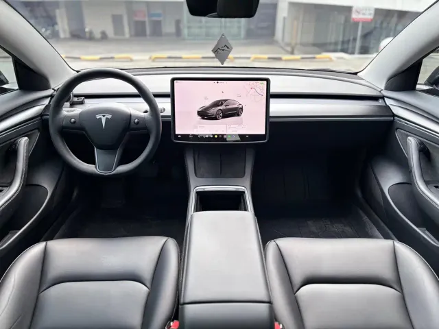 Tesla Model 3 — Фото автомобиля 10