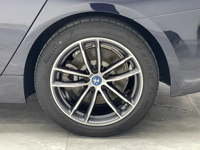 BMW 5 Series — Фото автомобиля 19
