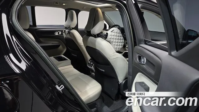 Volvo XC40 — Фото автомобиля 11