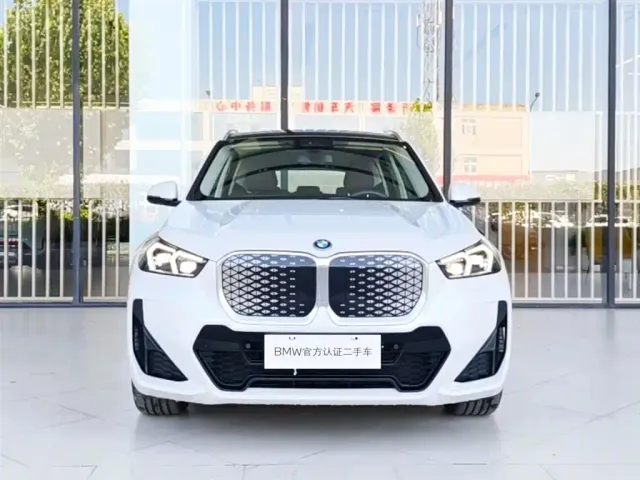 BMW iX1 — Фото автомобиля 2