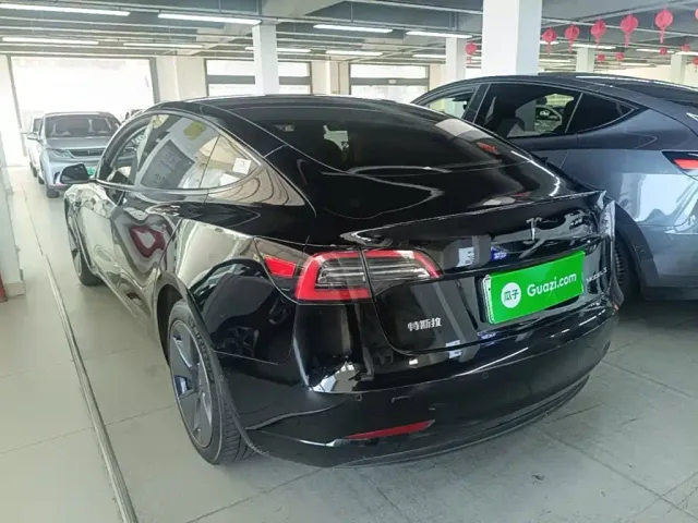 Tesla Model 3 — Фото автомобиля 4