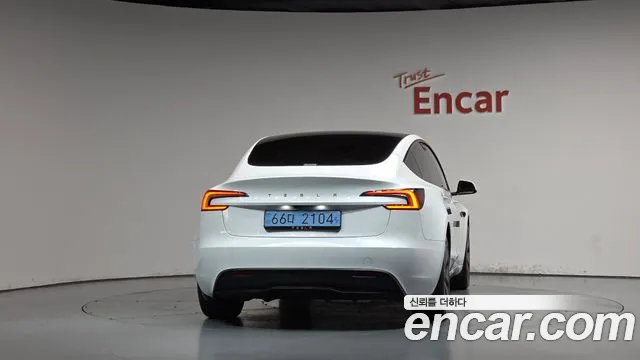 Tesla Model 3 — Фото автомобиля 4