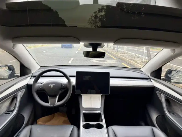 Tesla Model Y — Фото автомобиля 5