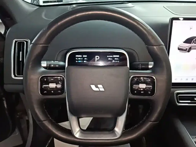Li Auto L8 — Фото автомобиля 10