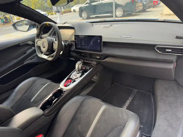 Lotus Emira — Фото автомобиля 7