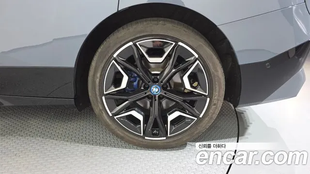 BMW iX — Фото автомобиля 18
